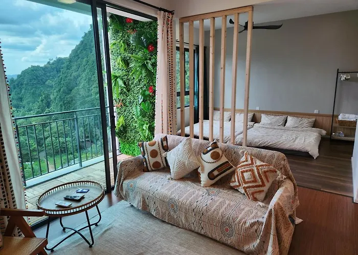 Unique Boho Style Condo With Netflix For Up To 5Pax - Enjoy Mountain View While Swimming At The Infinity Pool & Natural Hotspring Pool, 2Mins Walk To The Lost World Of Tambun, Water Themepark At Ipoh