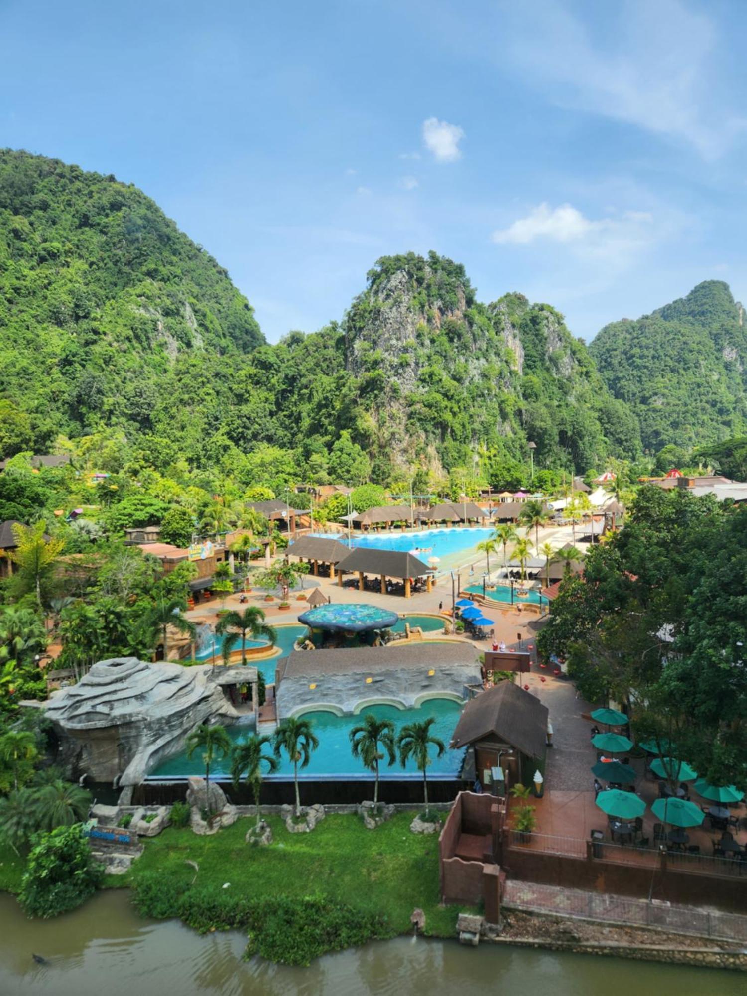 Unique Boho Style With Netflix For Up To 5pax - Enjoy Mountain View While Swimming At The Infinity Pool & Natural Hotspring Pool, 2mins Walk To The Lost World Of Tambun, Water Themepark At Apartment *