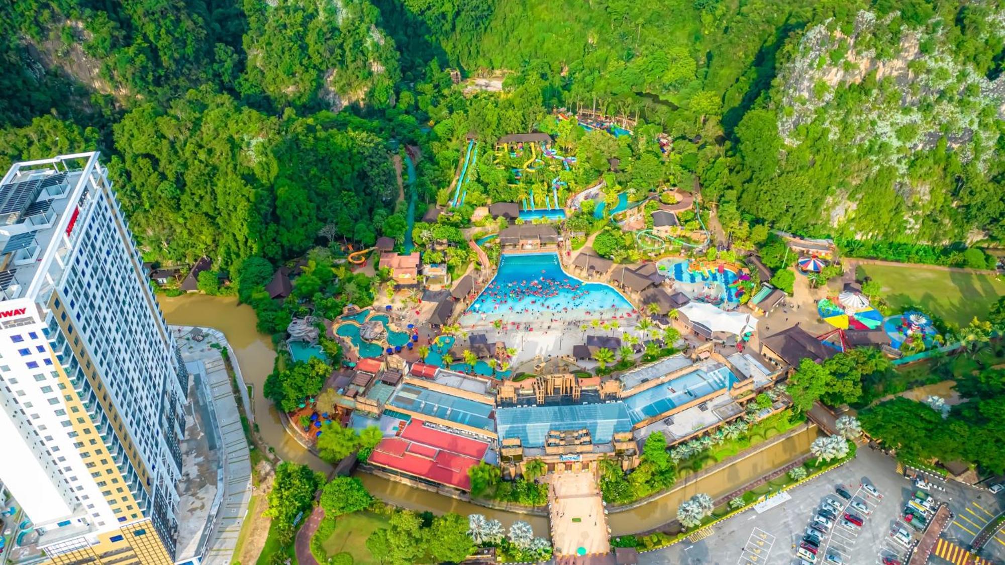 Apartment Unique Boho Style With Netflix For Up To 5pax - Enjoy Mountain View While Swimming At The Infinity Pool & Natural Hotspring Pool, 2mins Walk To The Lost World Of Tambun, Water Themepark At