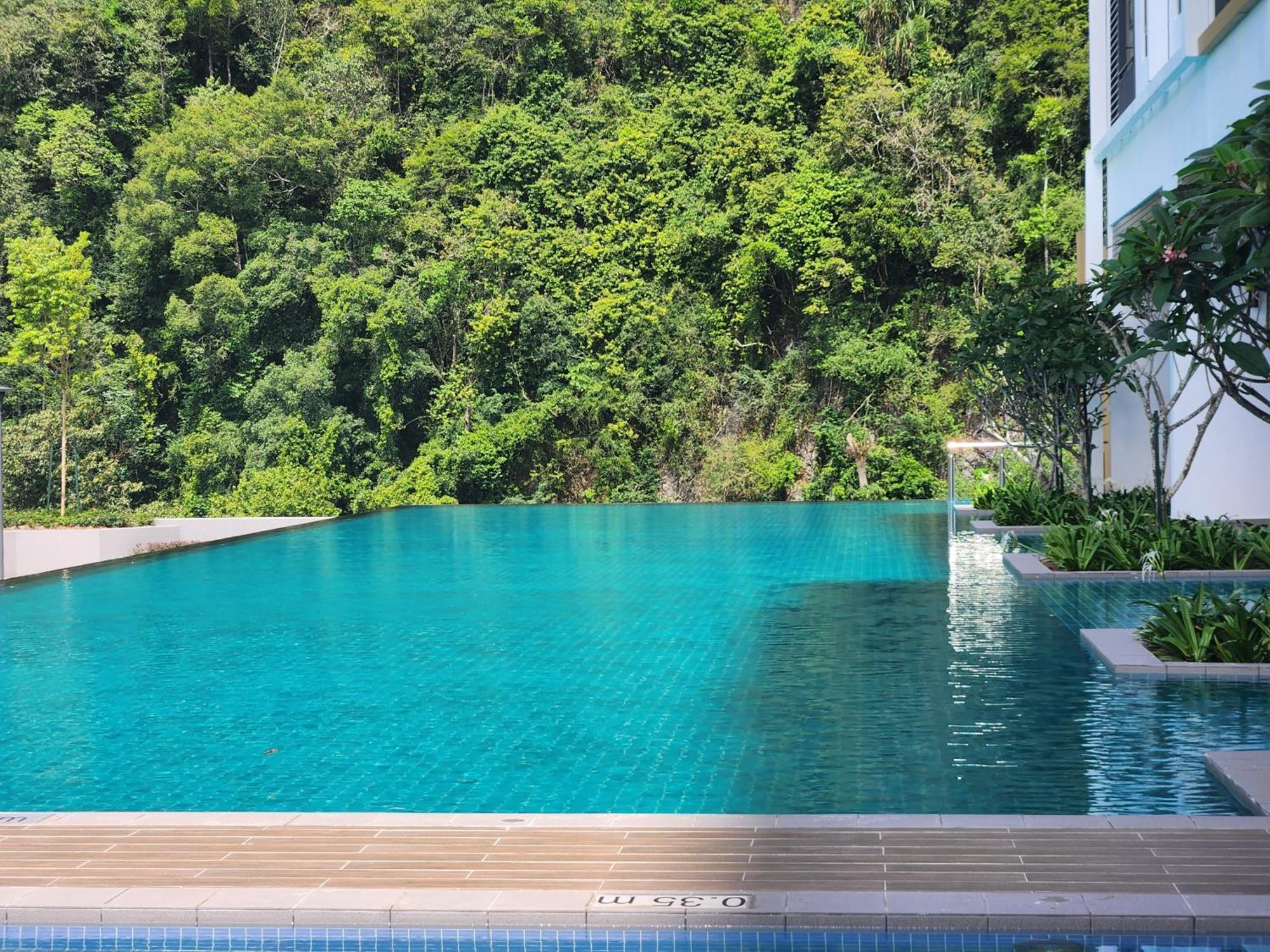 Apartment Unique Boho Style With Netflix For Up To 5pax - Enjoy Mountain View While Swimming At The Infinity Pool & Natural Hotspring Pool, 2mins Walk To The Lost World Of Tambun, Water Themepark At *